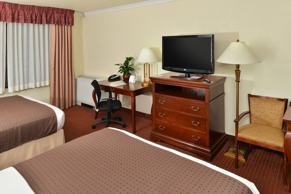 Holiday Inn Sacramento Rancho Cordova 67/77