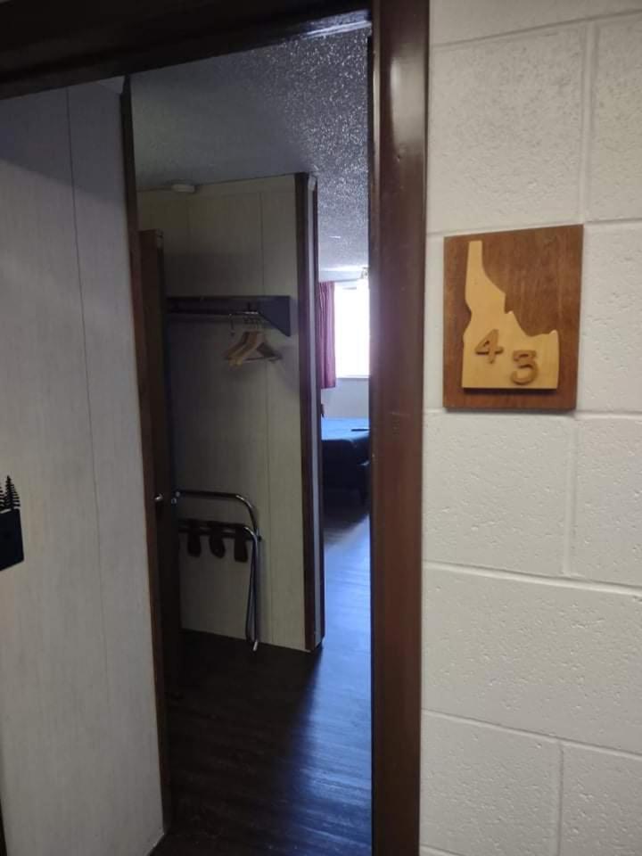 The Pines Motel 17/26