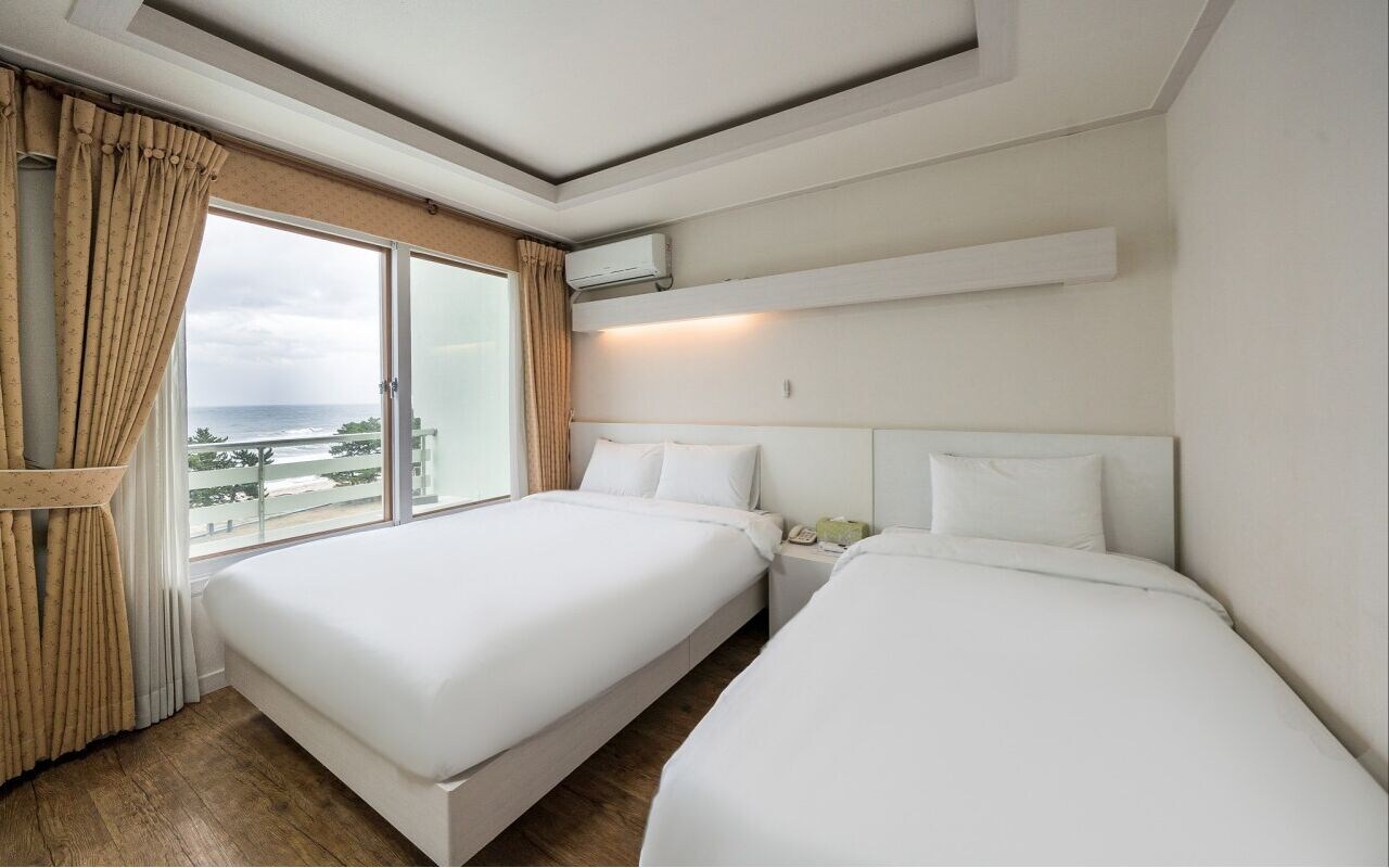 SUPERIOR, TWIN BEDS, OCEAN VIEW
