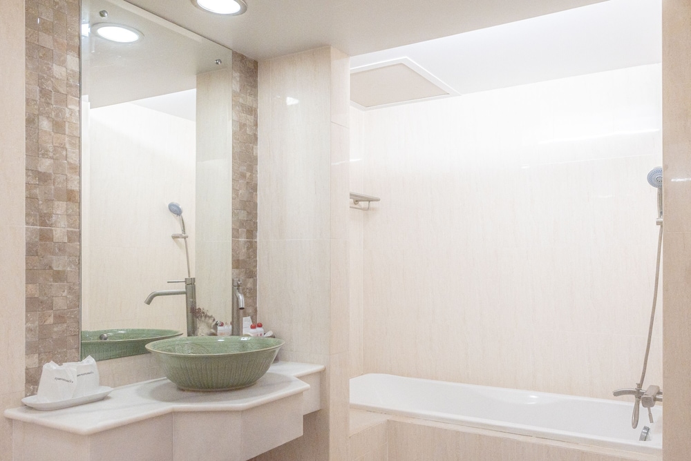 Nonthaburi Palace Hotel 12/66