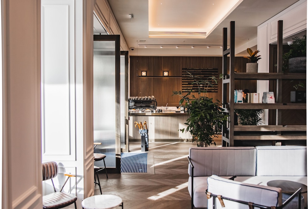 Page8, Page Hotels 36/63