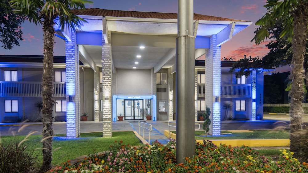 Motel6 Addison, TX - Dallas 52/56