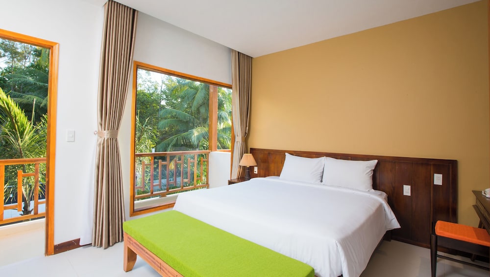 DELUXE, QUEEN BED, POOL VIEW