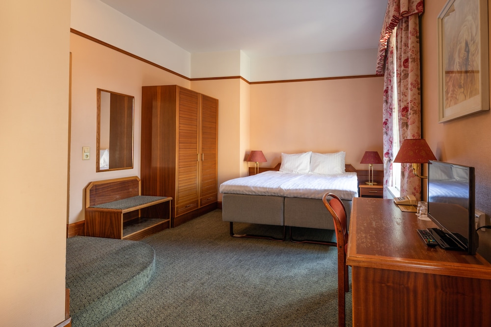 Victoria Hotel 17/49