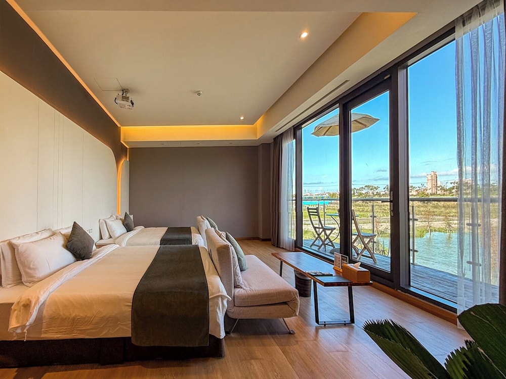 غرفة ديلوكس رباعية بسريرين كينج بإطلالة على الحديقة، Villa Loherb 2/7