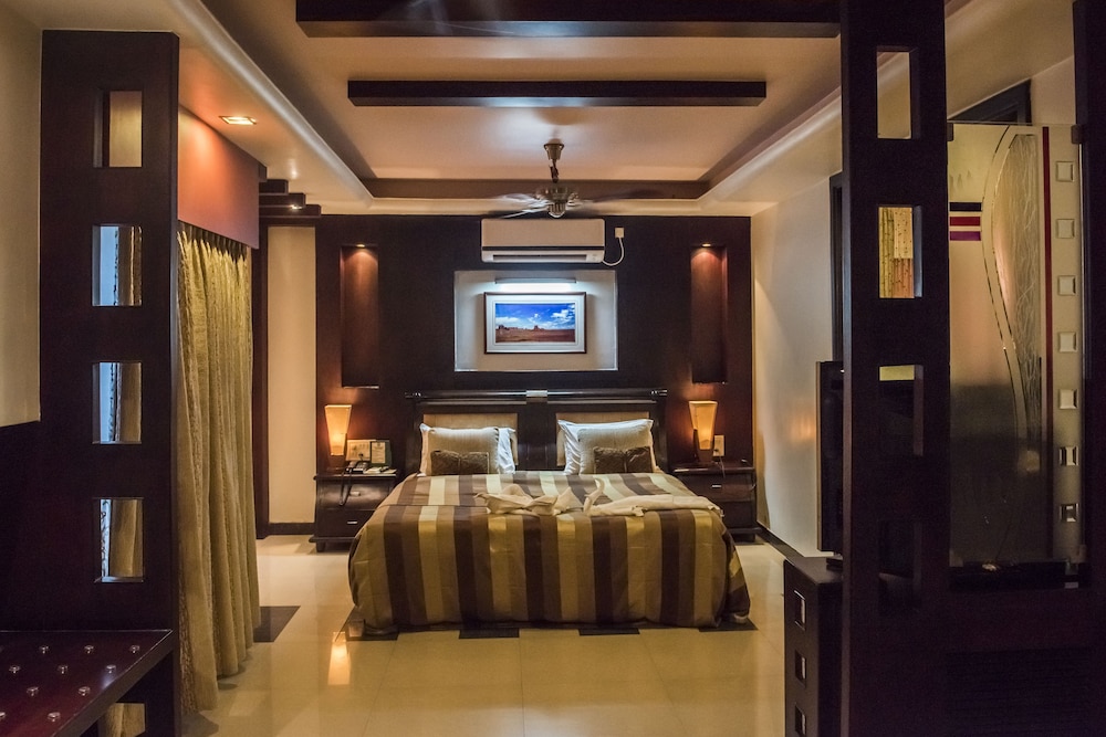 Hotel Pushpak 26/74