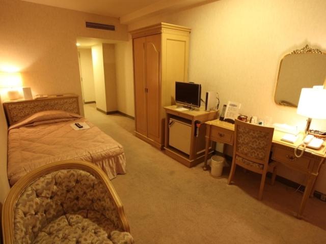 ROOM, SINGLE