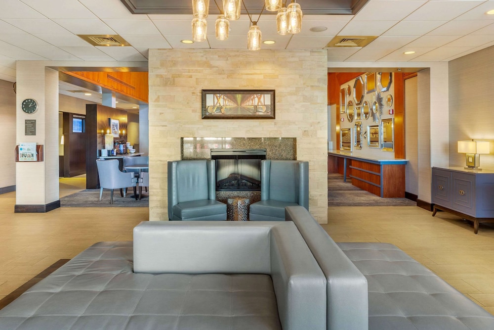 Comfort Inn & Suites Logan International Airport 8/40