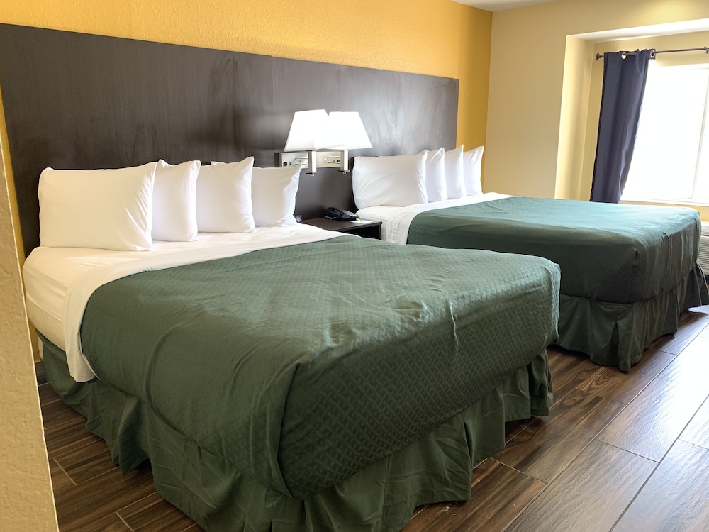 Days Inn And Suites By Wyndham Tampa Raymond James Stadium 30/51