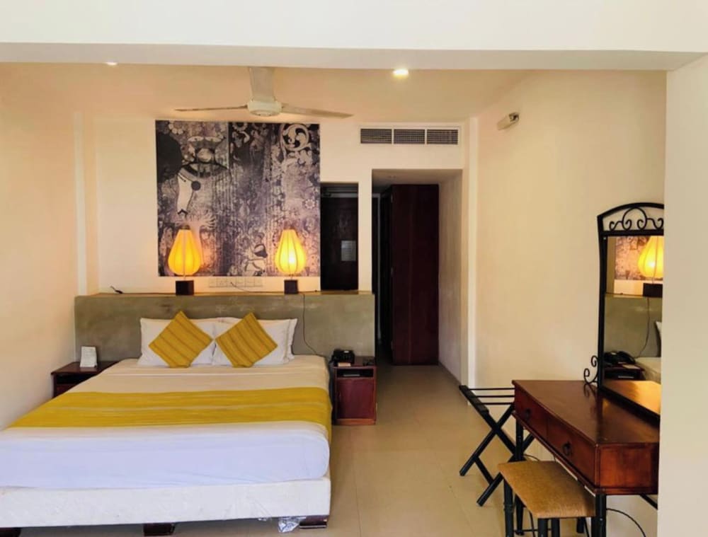 DELUXE, DOUBLE OR TWIN BED