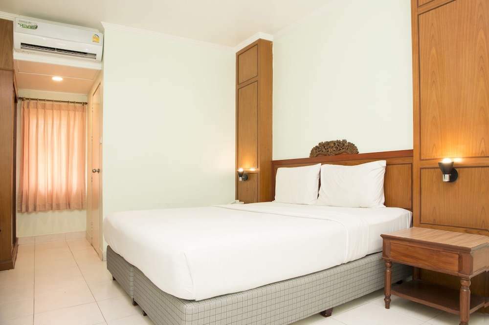 S Lodge Pattaya 11/45