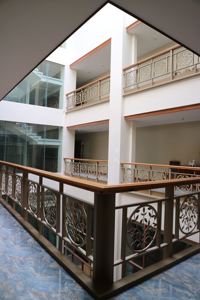 Paragon Hotel And Suites 4/50