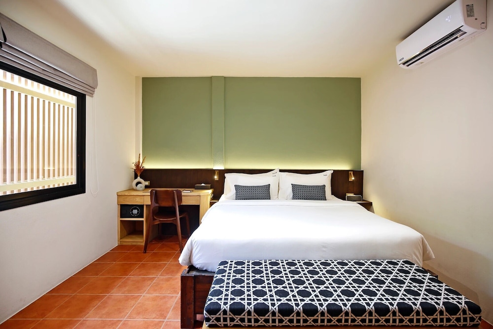 STUDIO, KING BED, CITY VIEW