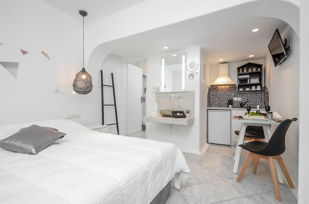 STUDIO, NO BALCONY