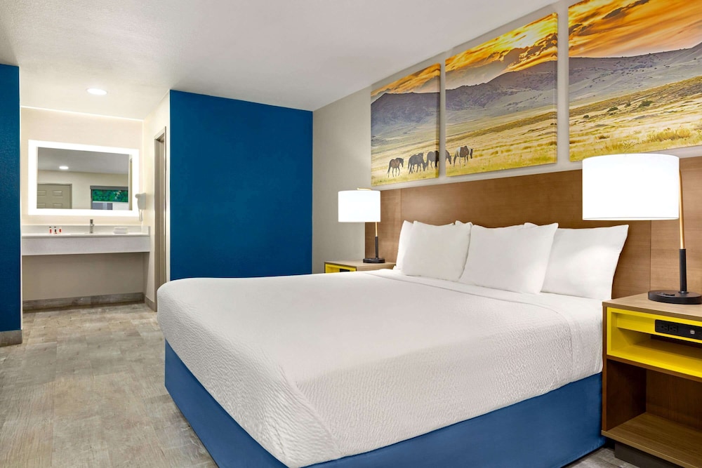 Days Inn by Wyndham Ruidoso Downs 23/54