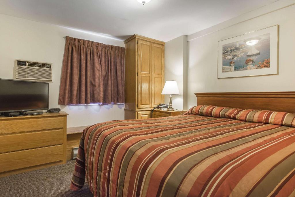Efficiency, Suite, 1 Queen and 1 Double Bed