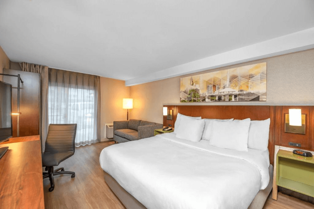 Room, King Bed, Comfort Inn Sault Ste Marie ON 2/10