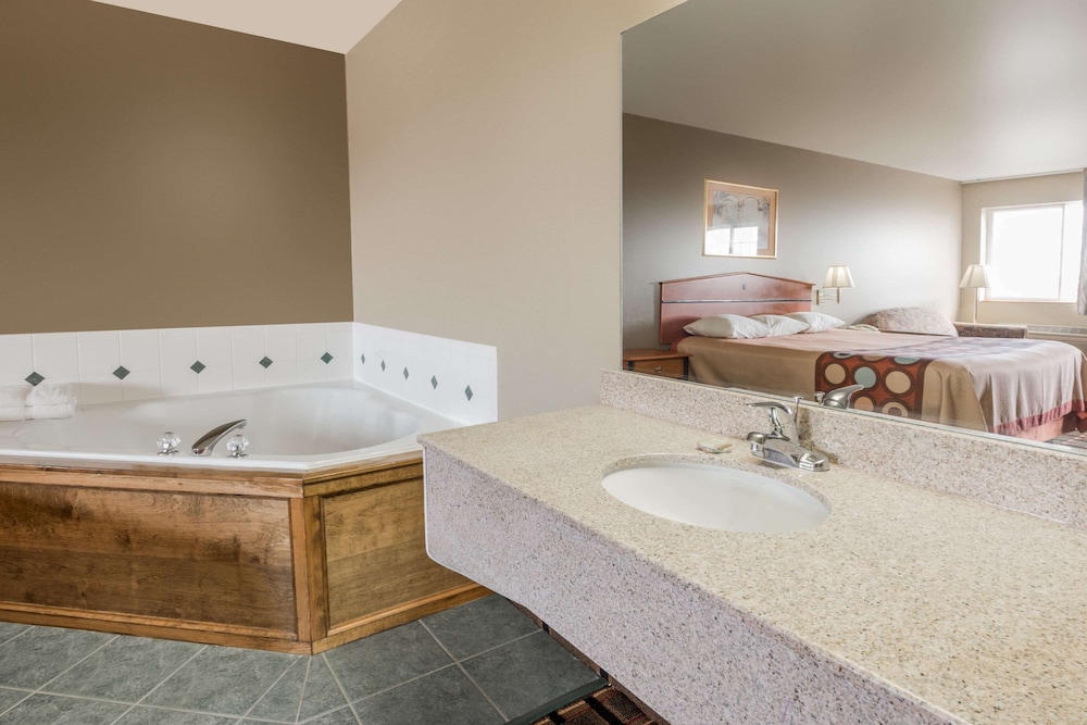 Super 8 by Wyndham Ottawa 13/26