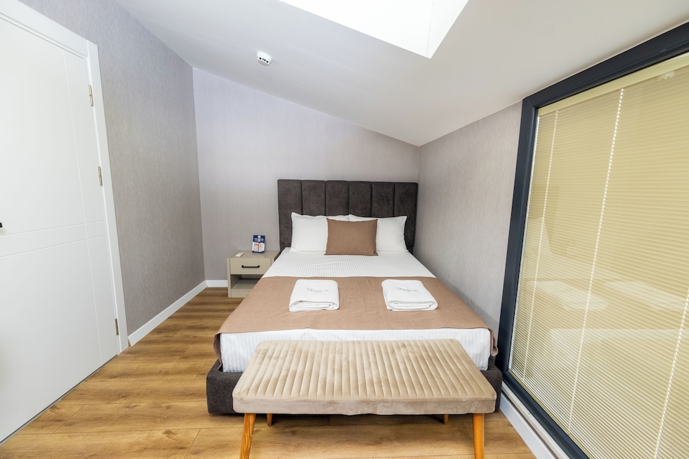 DELUXE, SUITE, CITY VIEW, BALCONY