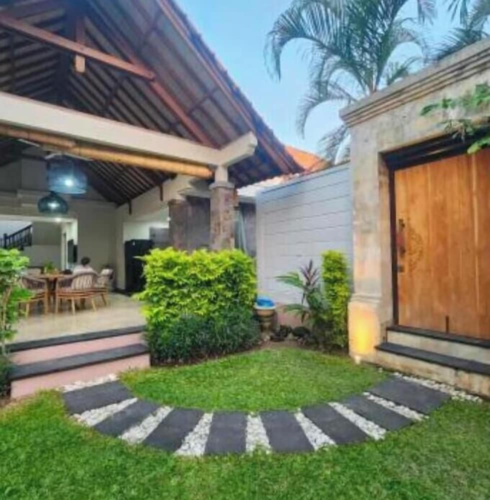 THE DAMPATI VILLA 24/25