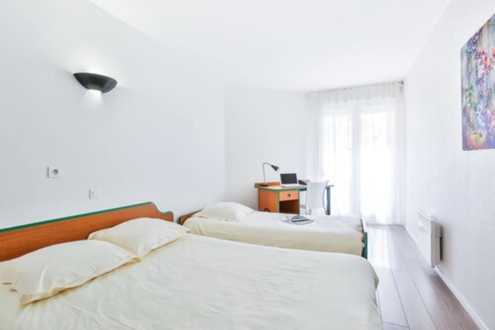 STUDIO, TRIPLE, 1 DOUBLE AND 1 SINGLE BED