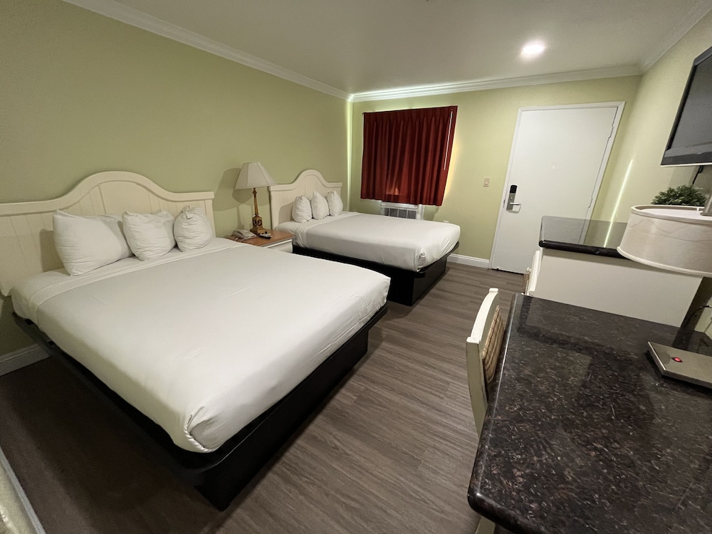 STANDARD, 2 QUEEN BEDS