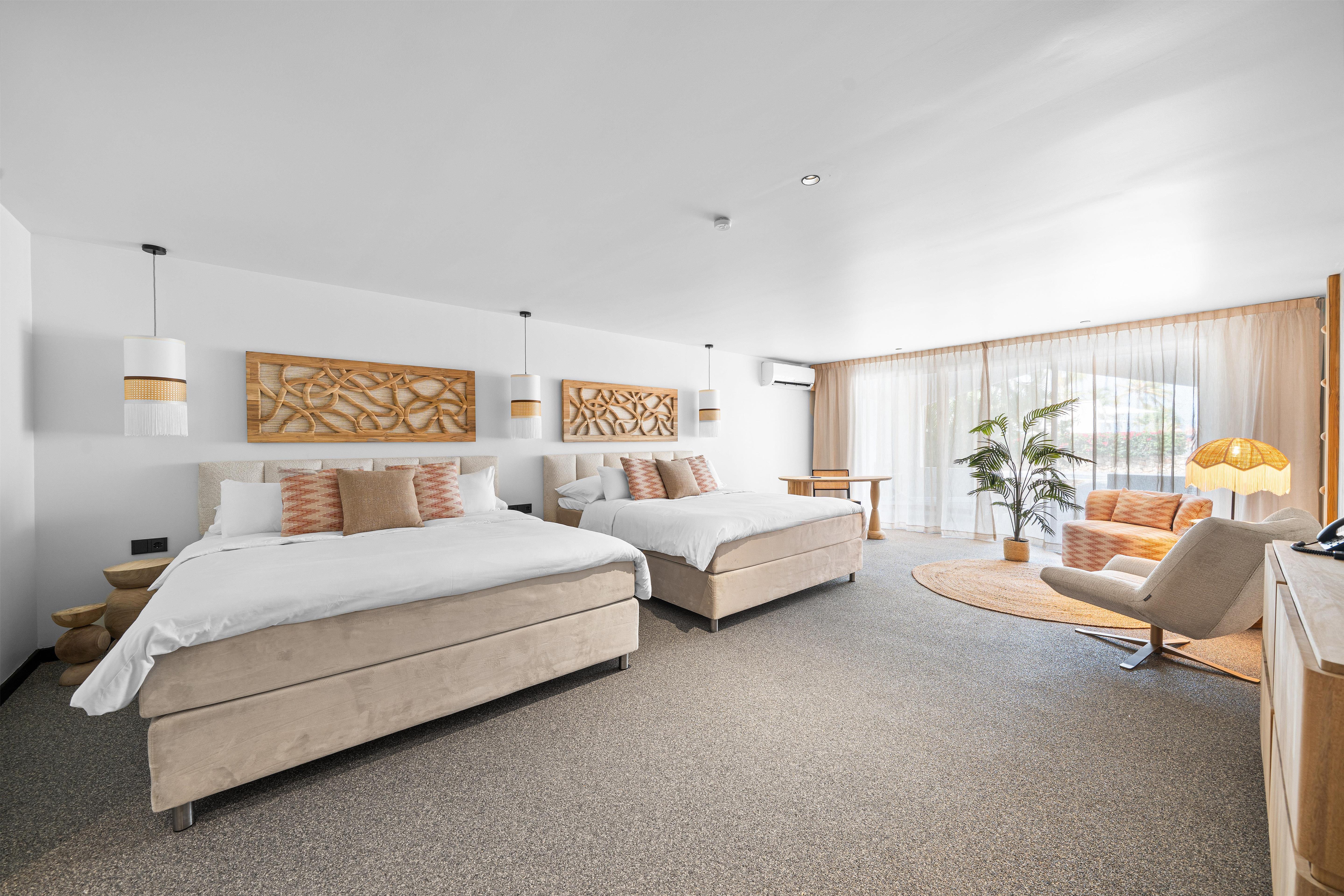 Suite, King Bed, Pool View