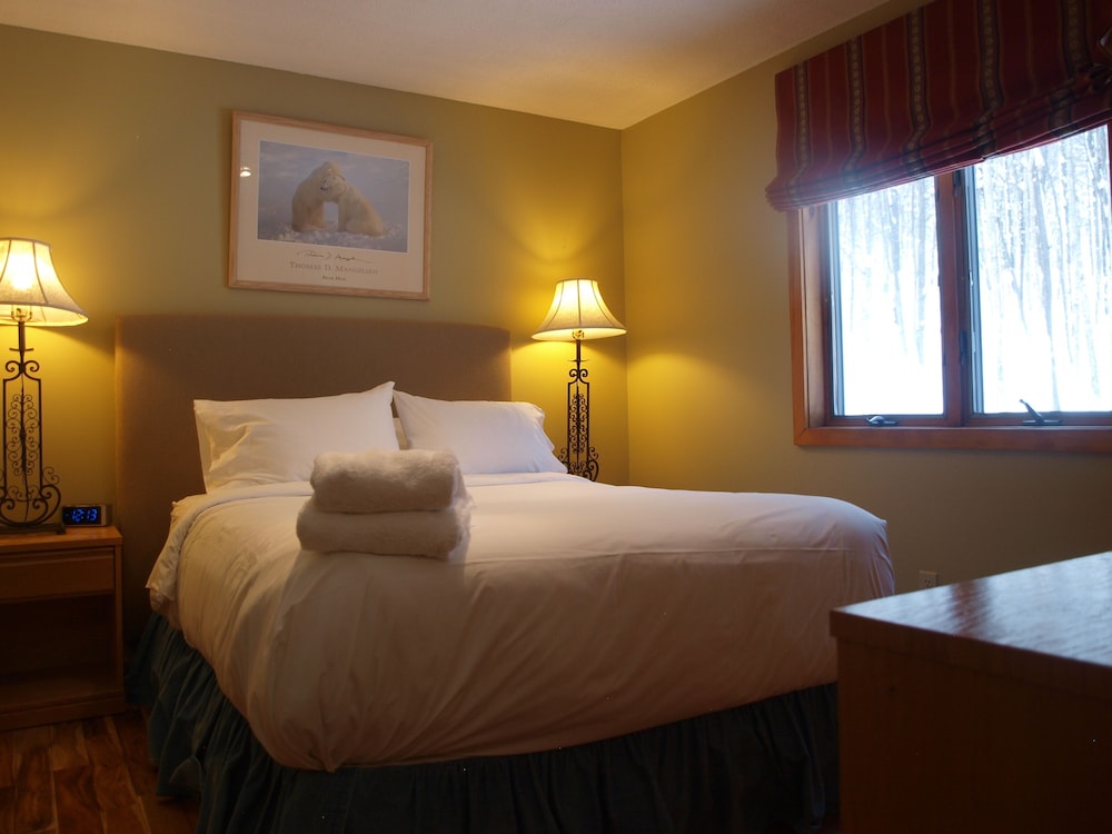 Green, King and Queen Bed, South Wing