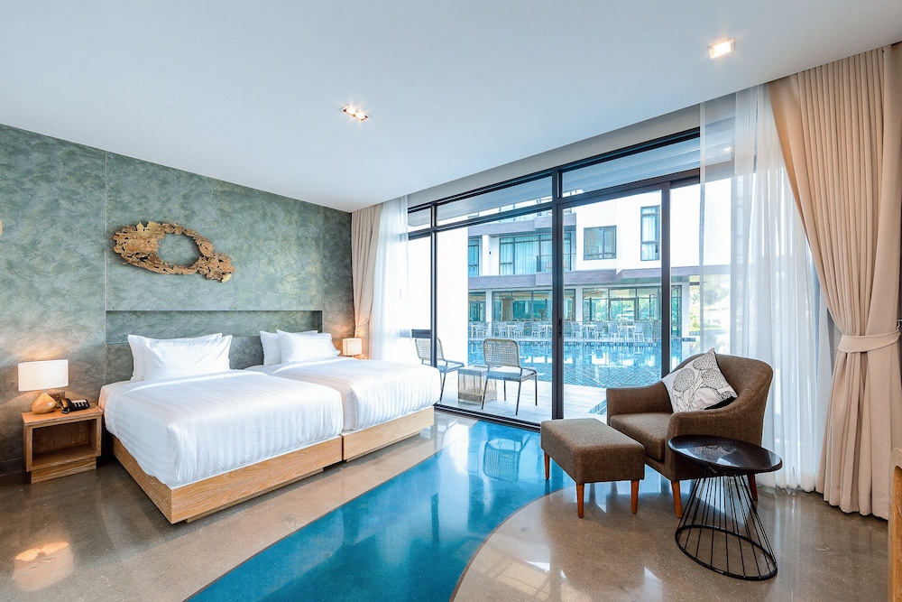 Deluxe, King Bed, Pool Access