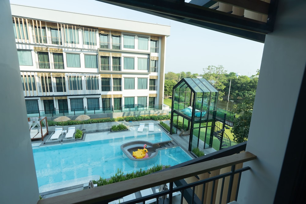 Crystal Srivaree Suvarnabhumi Hotel 23/49