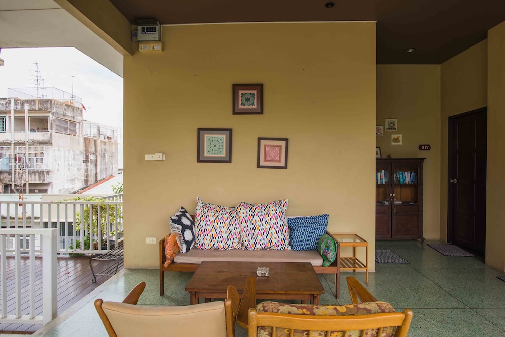 Feung Nakorn Balcony Rooms Cafe 52/79
