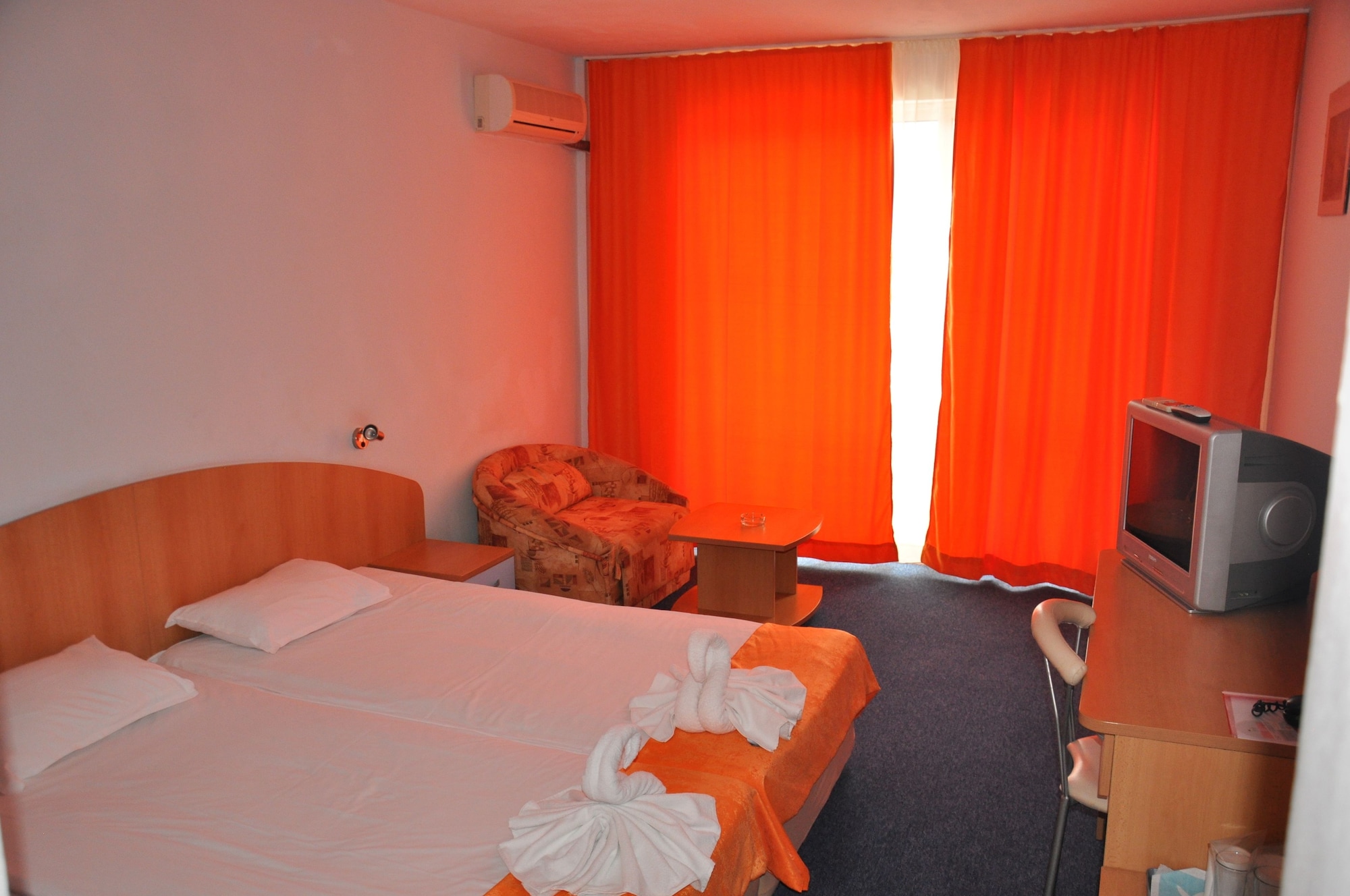 ROOM, TWIN BEDS, SOFA, BALCONY