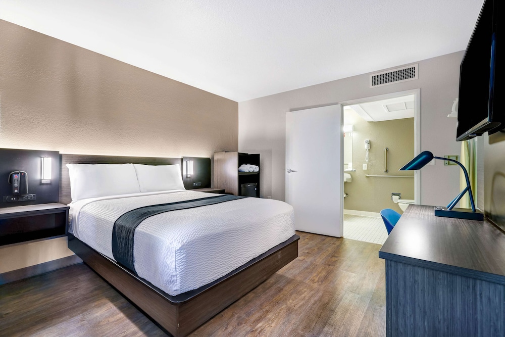 1 Full Bed ADA/RI Shower/Deluxe