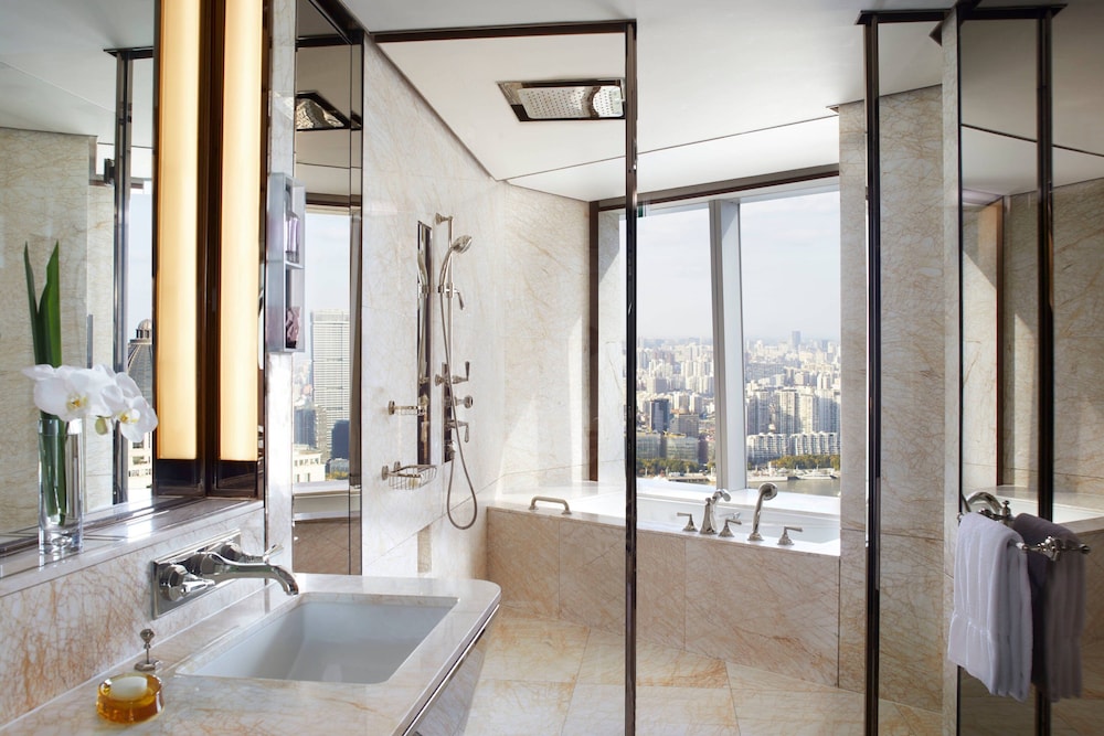 The Ritz Carlton Shanghai Pudong 67/68