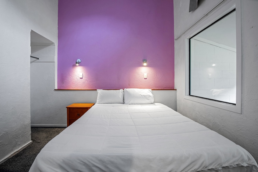 1 BEDROOM, QUEEN BED