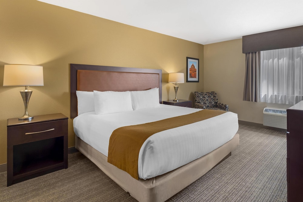 Suite, King Bed, Golf Course View, Living Area، Best Western Plus Plaza by the Green 2/5