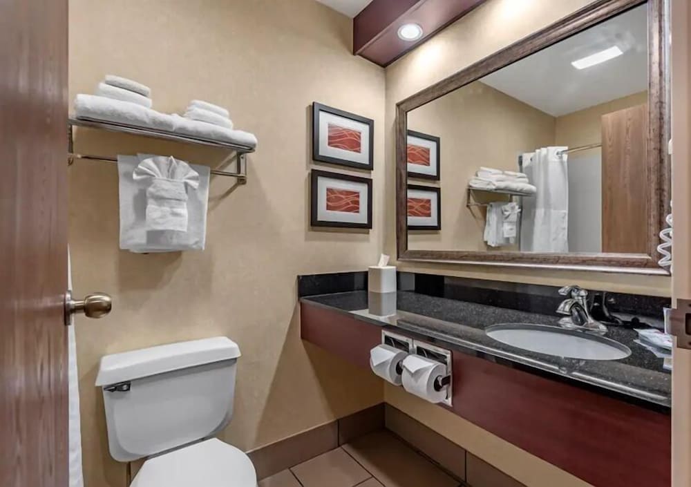 Suite, King Bed, Sofa, Comfort Inn Augusta Me 7/8