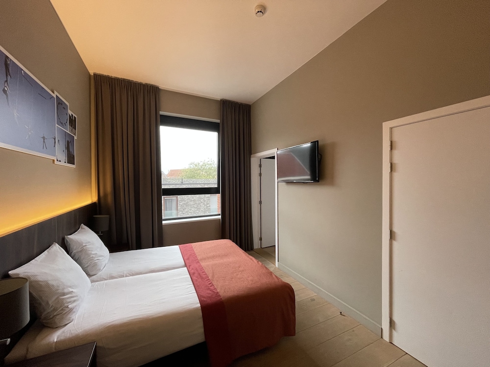 City, Triple, 1 Double and 1 Single Bed