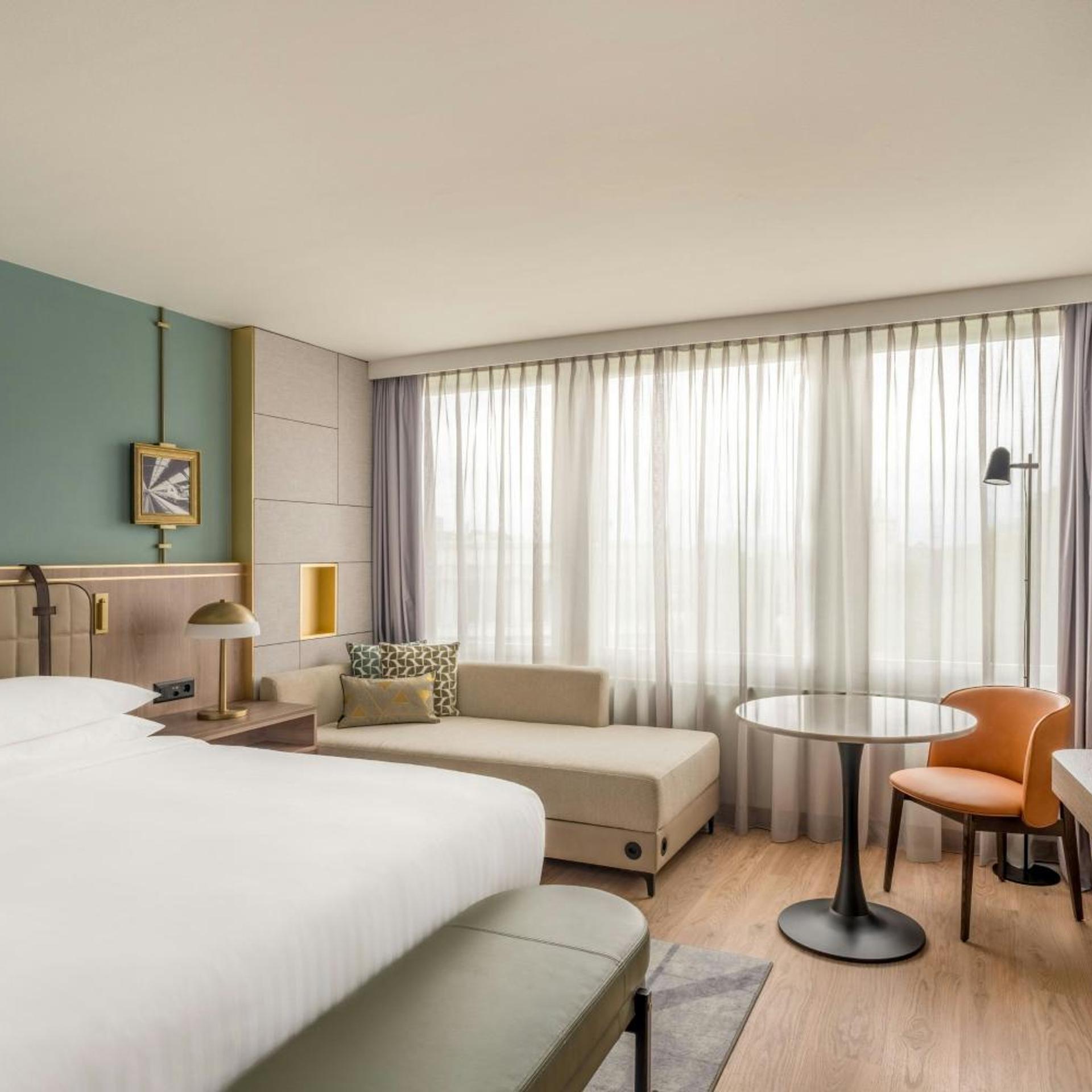 غرفة سوبيريور بسرير كينج في المبنى الرئيسي، Zurich Marriott Hotel 3/10