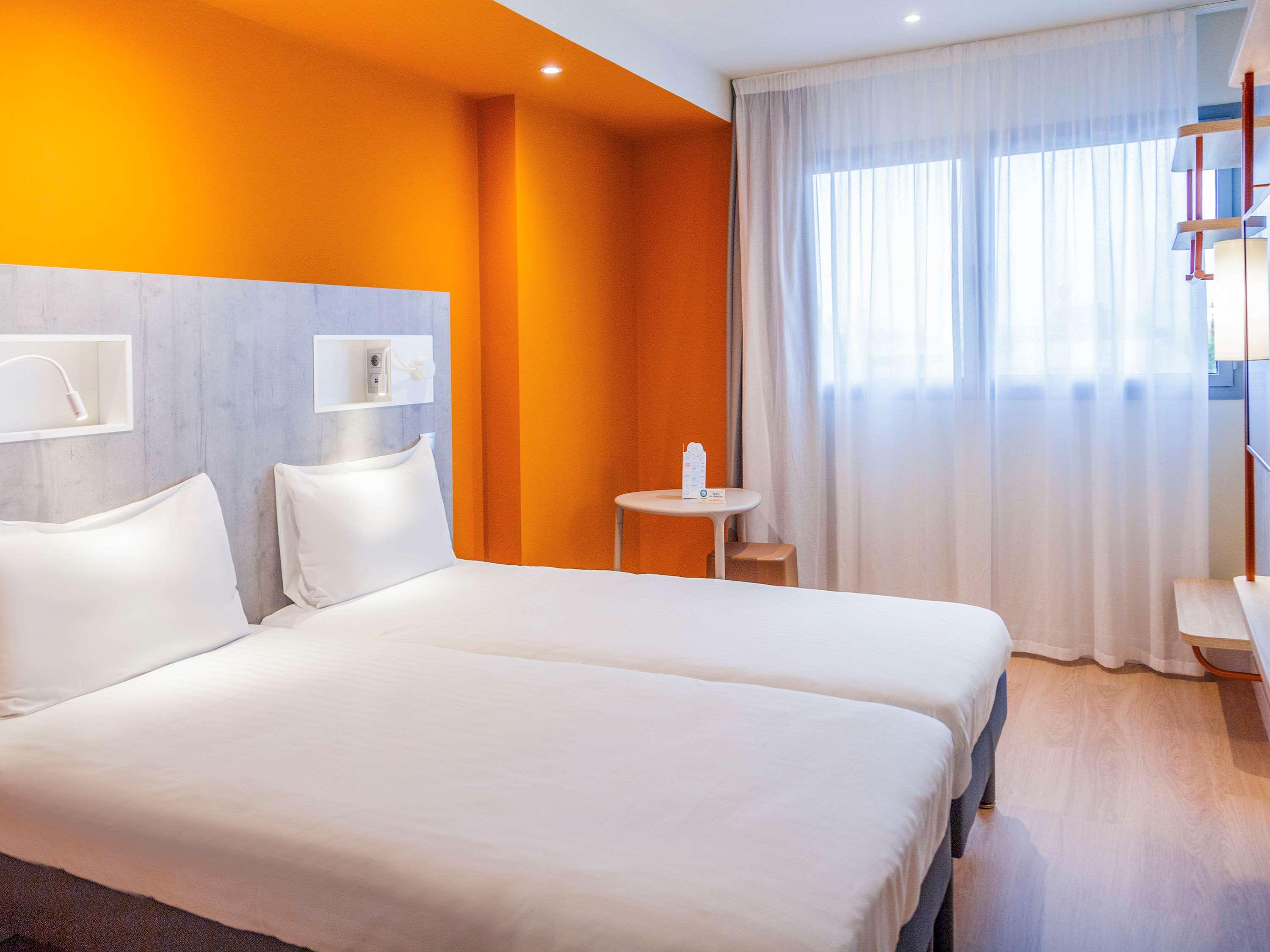 ROOM, DOUBLE BED