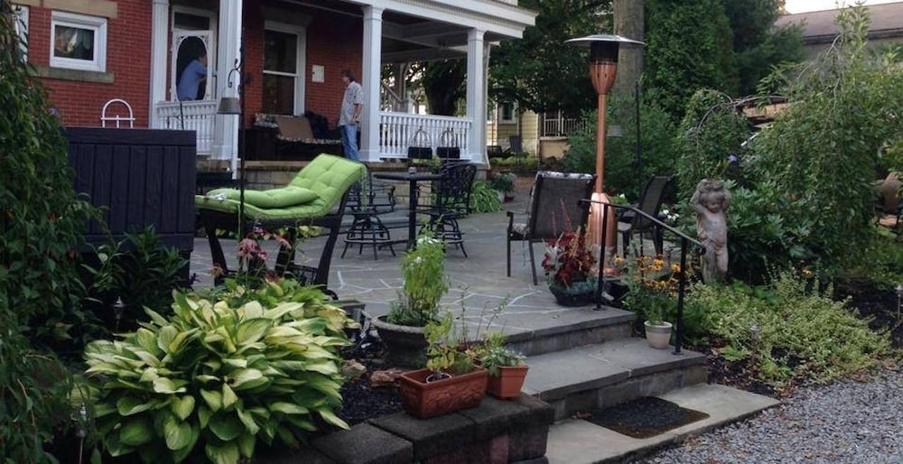 South Broadway Manor Bed and Breakfast 69/72