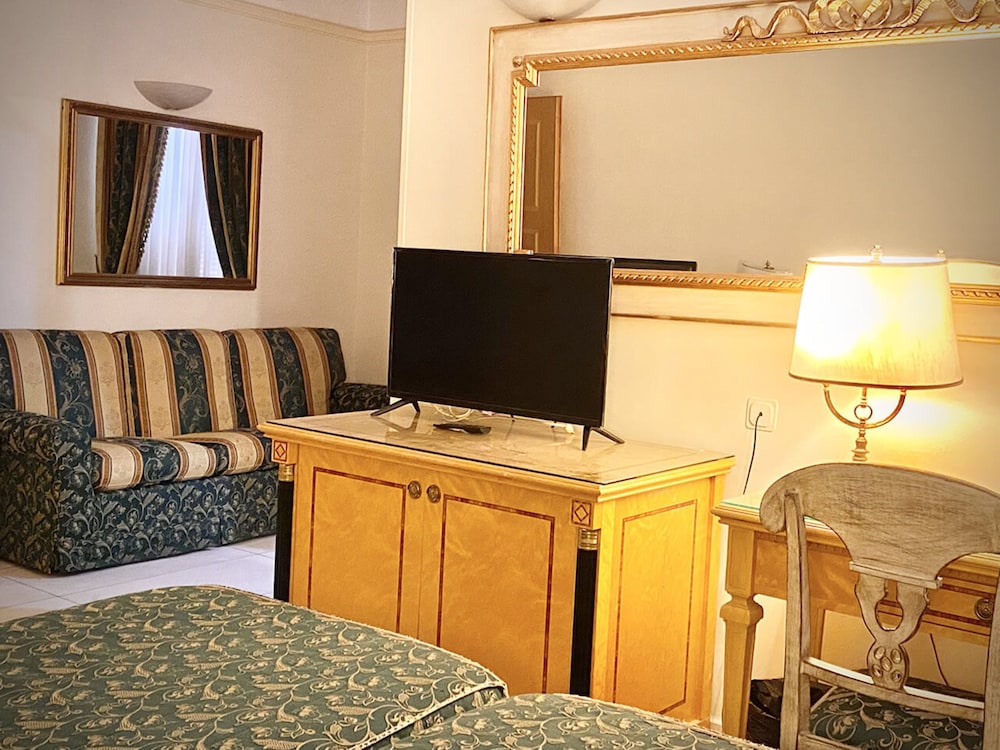 Hotel Champagne Palace 63/67