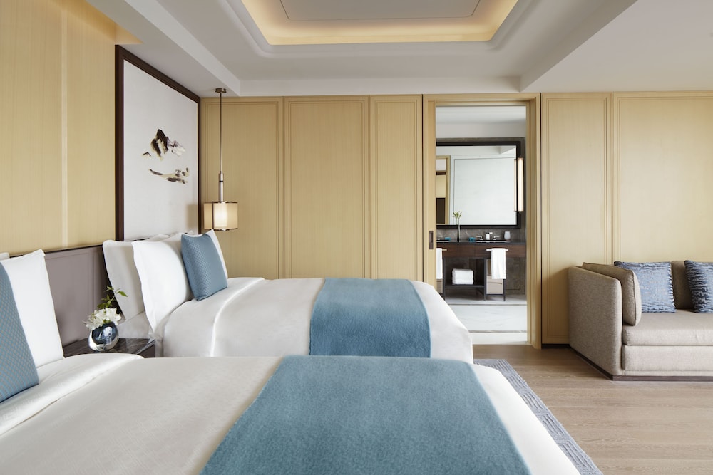 غرفة بسريرين منفصلين بإطلالة على البحر، The St. Regis Qingdao 3/4