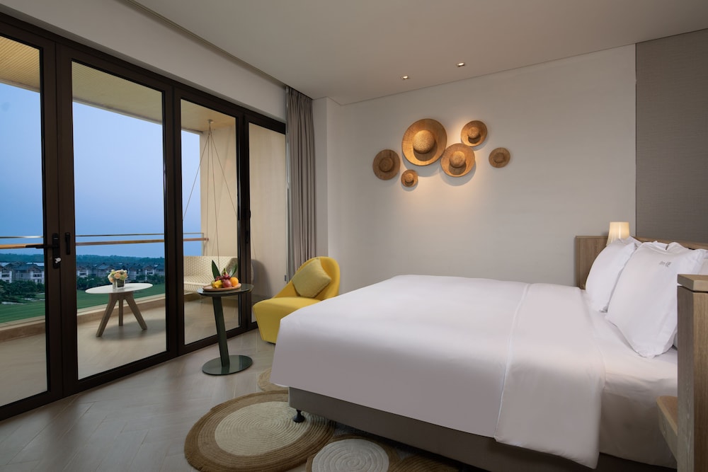 غرفة بريميوم بسريرين منفصلين بإطلالة على البحيرة بشرفة، Holiday Inn Resort Qionghai Guantang 2/4