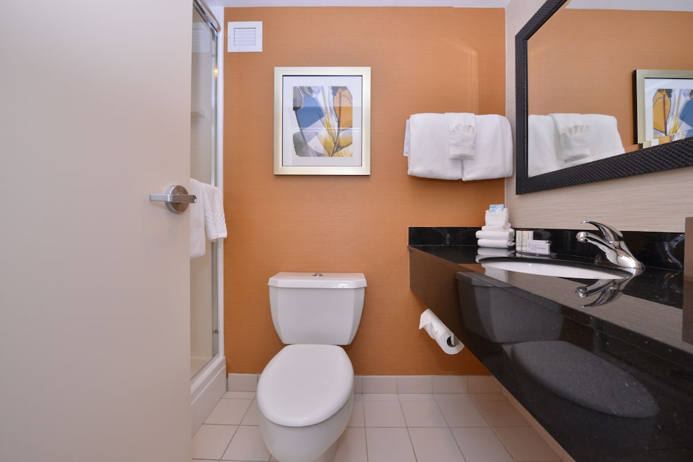 Fairfield Inn Marriott Rochester Airport 36/37