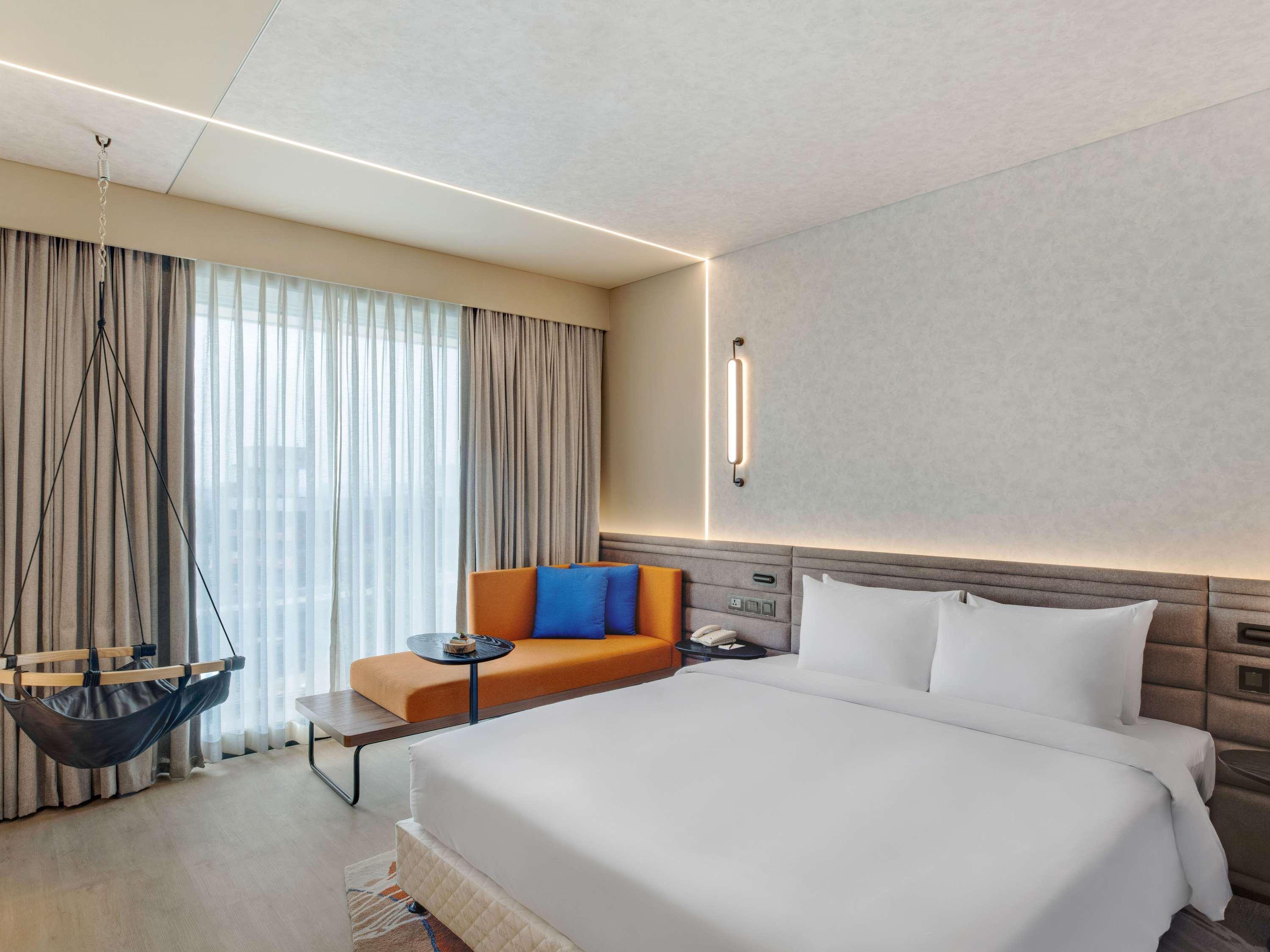 PREMIER, KING BED, LOUNGE ACCESS