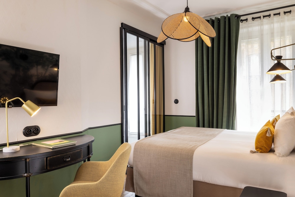 SUPERIOR, DOUBLE BED, BATHTUB