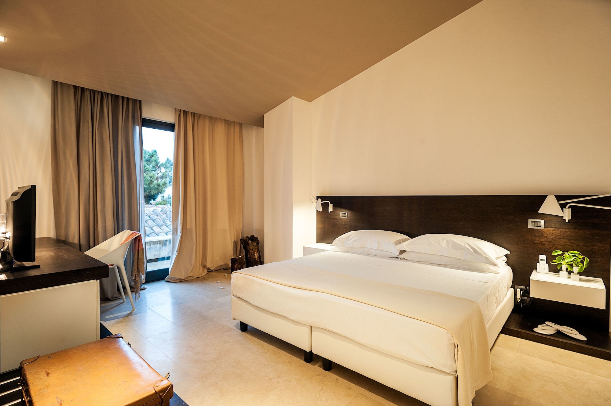 STANDARD, KING BED, PRIVATE BATHROOM