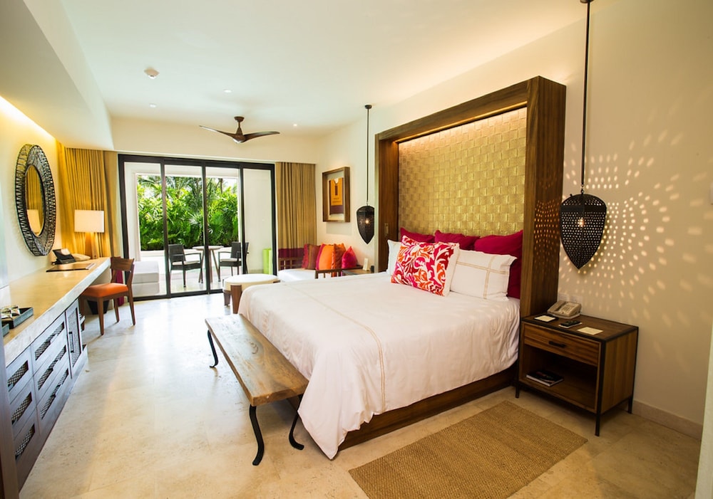Preferred Club, Swim Out, Junior Suite, King Bed