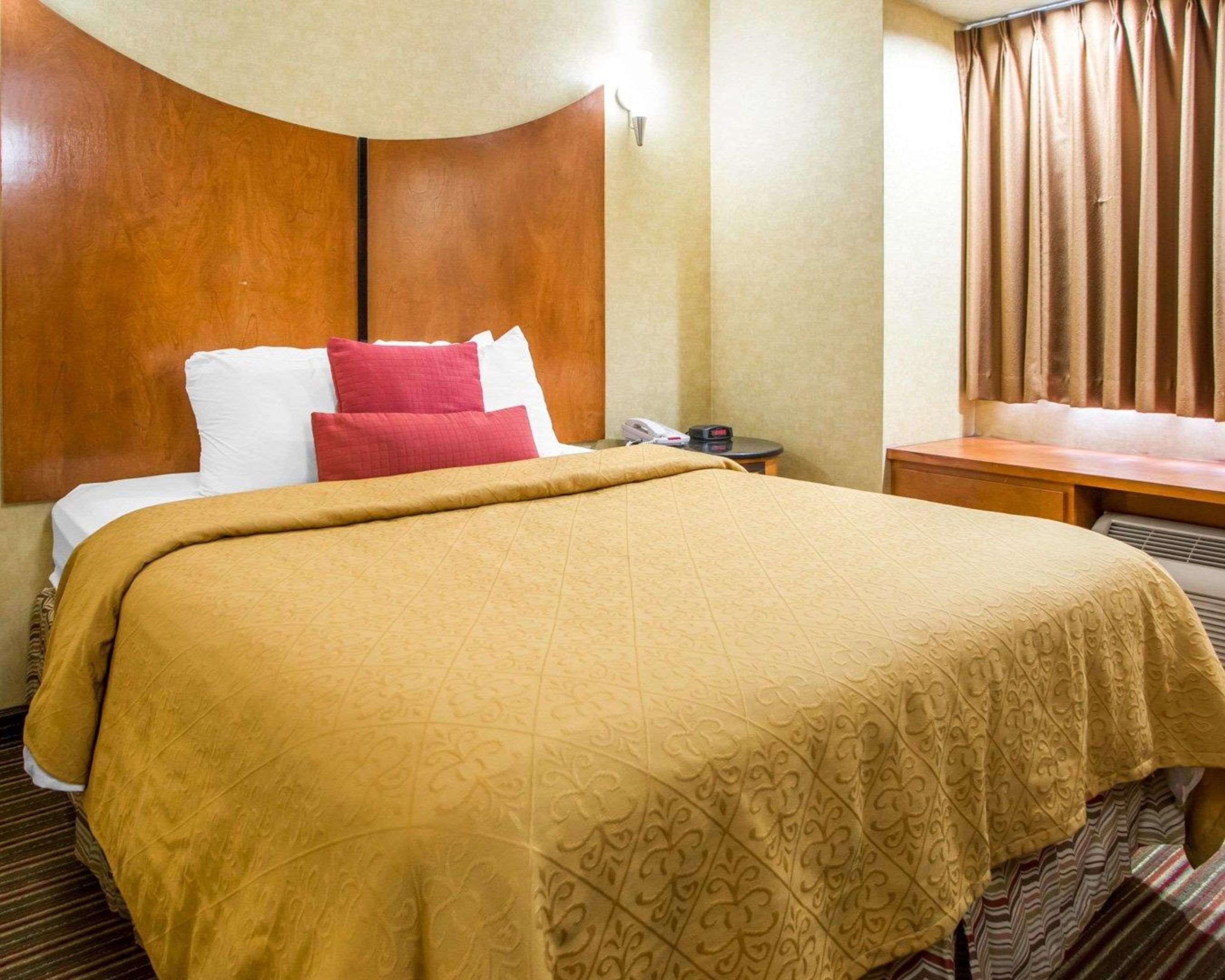 ROOM, QUEEN BED